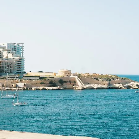 Extraordinary Views In A In Appartement Valletta