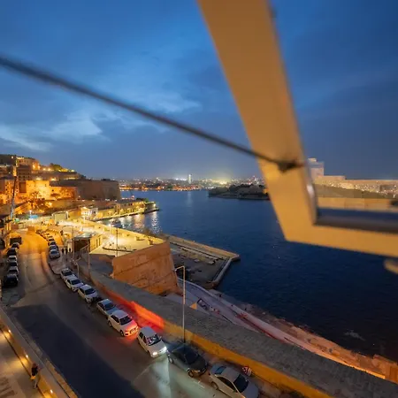 Extraordinary Views In A In Appartement Valletta
