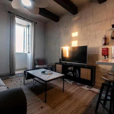 Extraordinary Views In A In Apartment Valletta