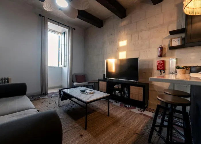 Extraordinary Views In A In Apartment Valletta